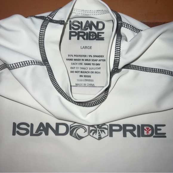 Island Pride Women's White Lightweight Short Sleeve Surfing Shirt; L - Picture 3 of 3